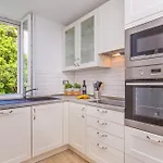 Porta Apartment And Rooms By Irundo