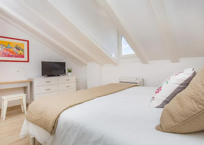 Porta Apartment And Rooms By Irundo